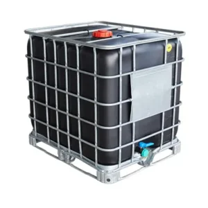 Gereinigde zwarte watertank van 1000 liter met gegalvaniseerde kooi, aftapkraan en onderstel in metaal of kunststof.