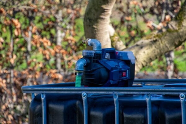 ibc-container-zwart-met-pomp-accu-1000L-vernieuwd-pallet-metaal-of-kunststof-close-up-zijaanzicht-achteraanzicht-zonder-uitgaande-slang.jpg