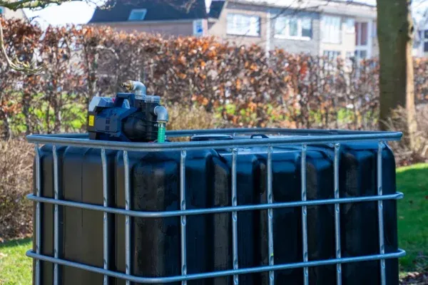 ibc-container-zwart-met-pomp-accu-1000L-vernieuwd-pallet-metaal-of-kunststof-vooraanzicht-zijaanzicht-zonder-uitgaande-slang.webp